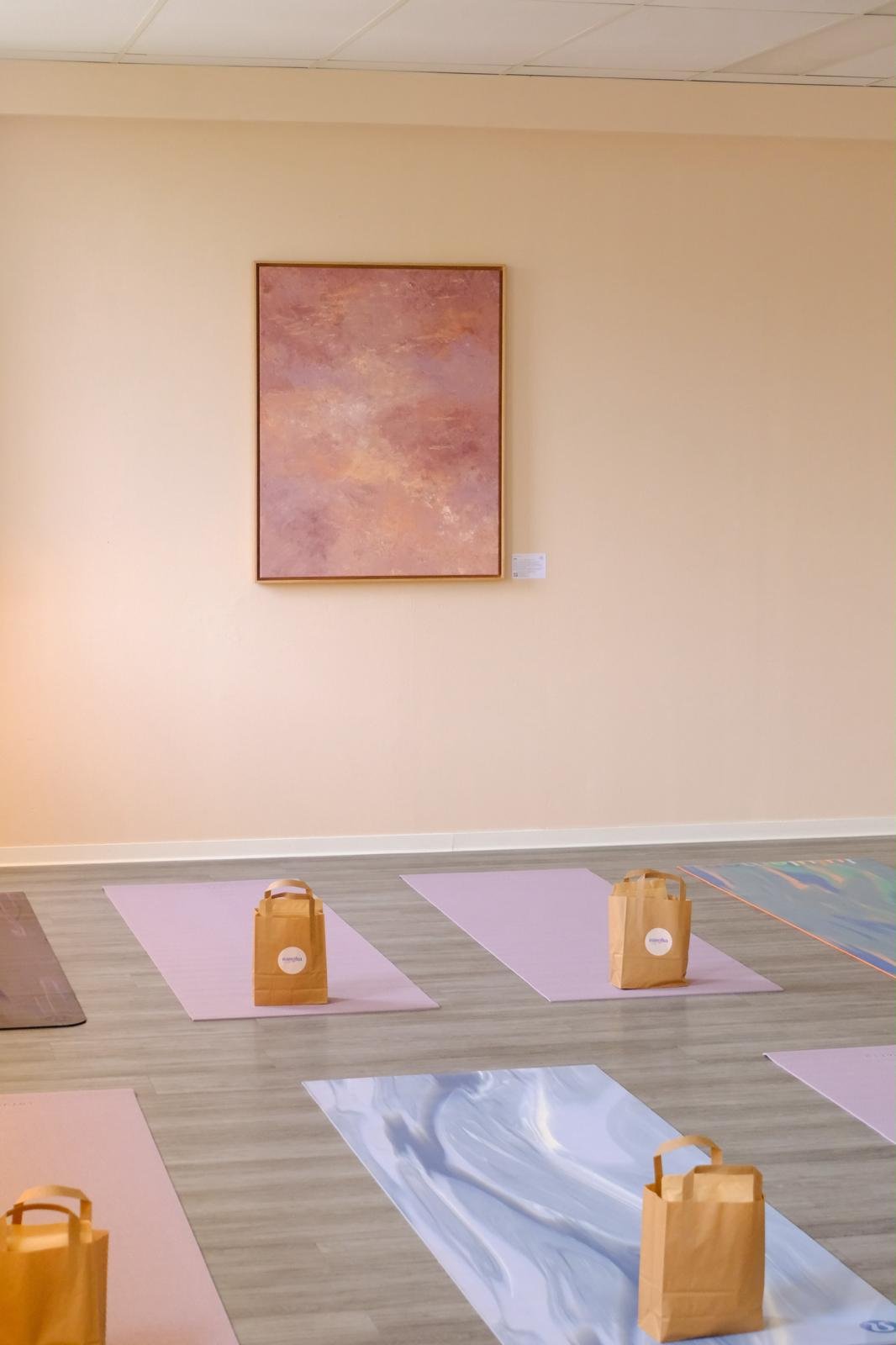 Kursraum im sangha studio mit Matten und Kunstwerk